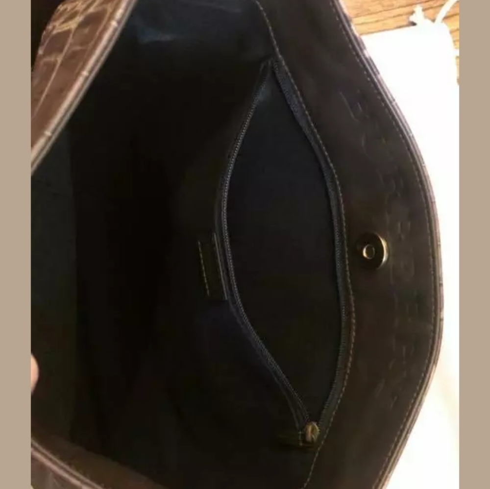 SOLD.   Burberry gator leather shoulder bag - Picture 4 of 8